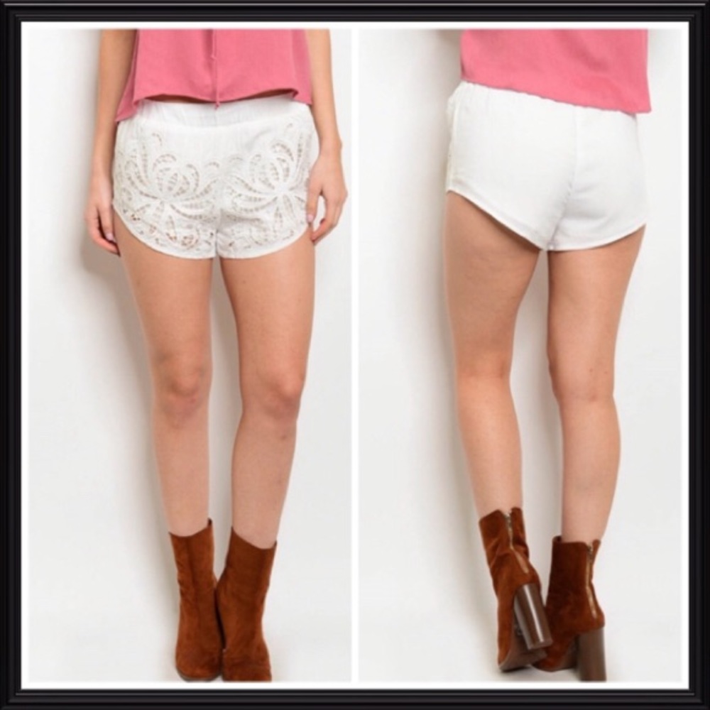🌟 Off White Crochet Shorts